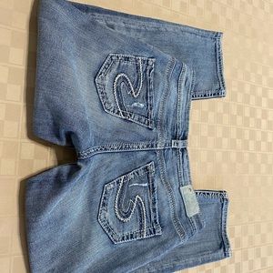 Silver Aiko Mid Capri‎ Women's Size 26 (2) X 23 Jeans Light Wash Distressed
